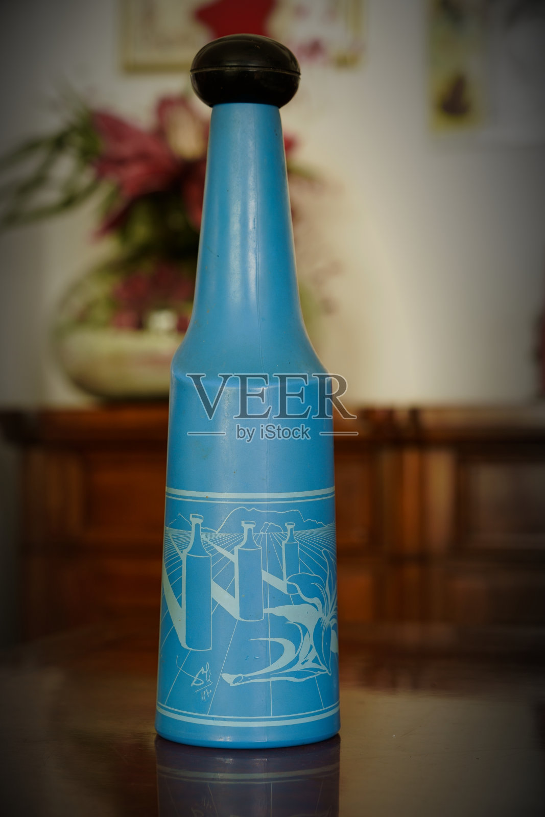 萨尔瓦多·达利(Salvador Dali) 70年代发行的一组藏品中的蓝色瓶子照片摄影图片