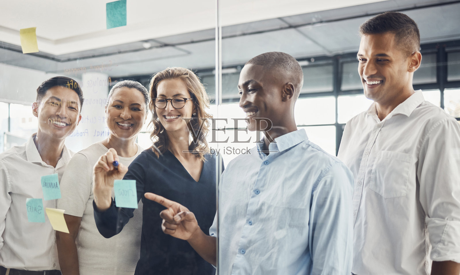 玻璃板,便利贴和小组会议的营销,计划或战略在启动办公室。团队,头脑风暴和创造性合作的研究,创新或团队与多样性照片摄影图片