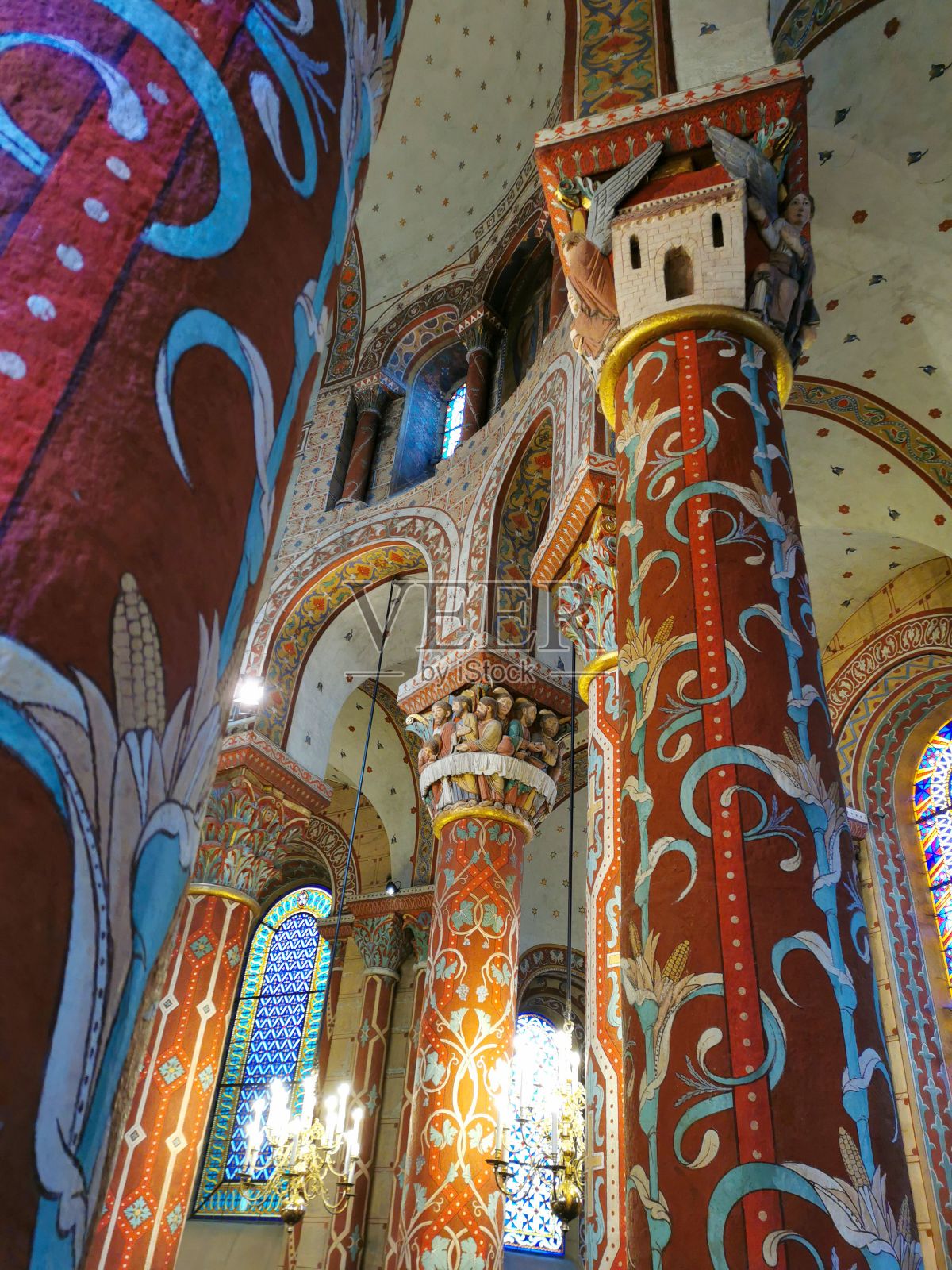 法国Issoire的Abbatiale Saint Austremoine罗马式教堂的内部垂直拍摄照片摄影图片