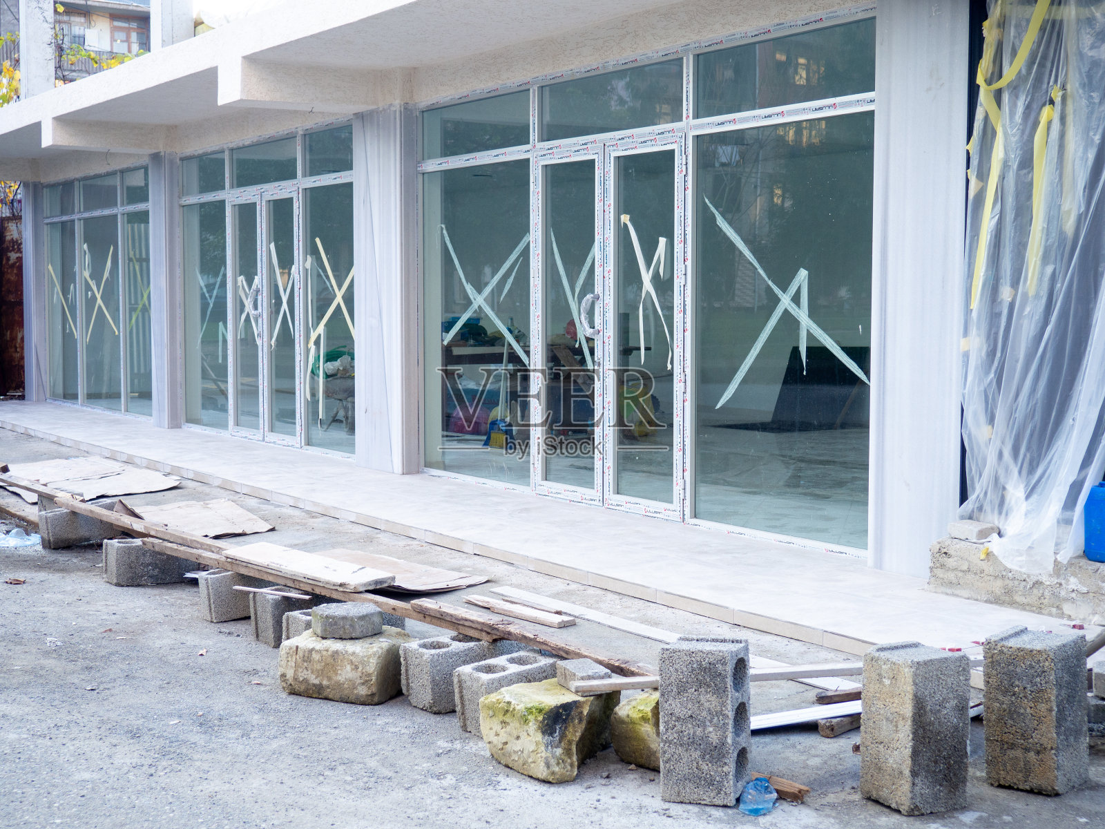 商店未完工。未完成的混凝土砌块建筑。建筑工程。Cnment。经济照片摄影图片