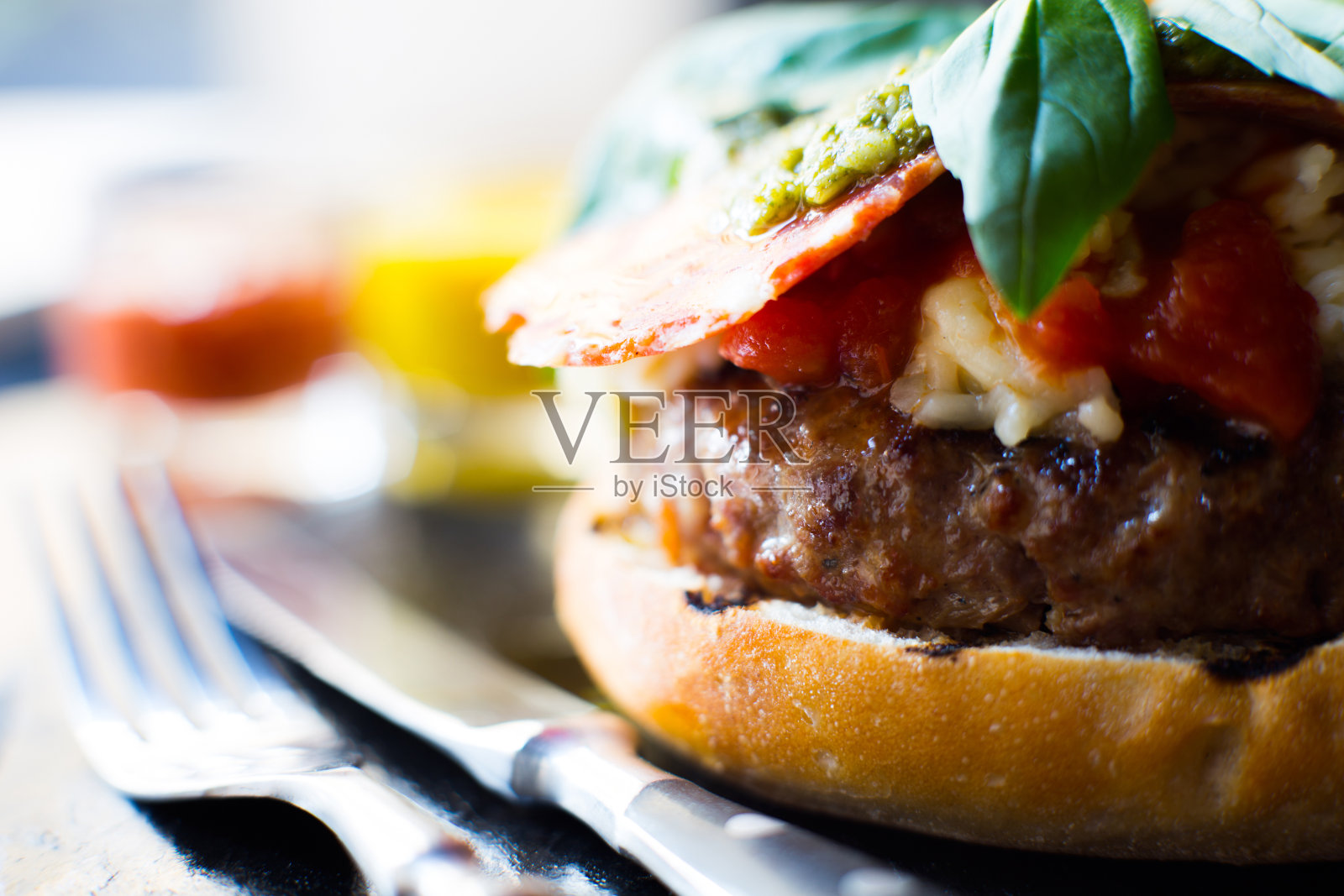 正宗的顶级美式汉堡配意大利腊肠。照片摄影图片