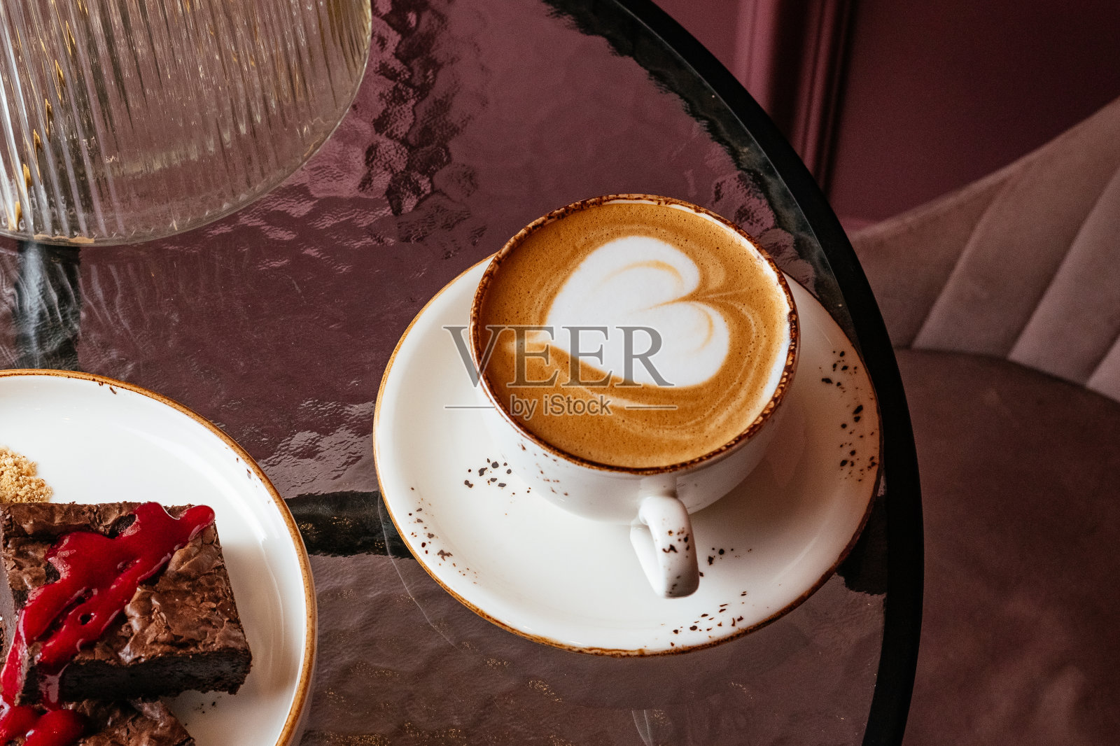 卡布奇诺巧克力布朗尼冰淇淋放在玻璃桌上照片摄影图片