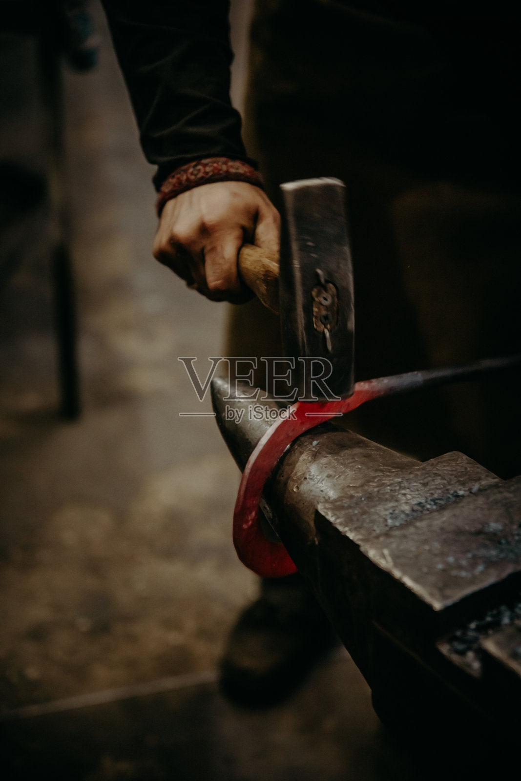 铁匠在工作照片摄影图片