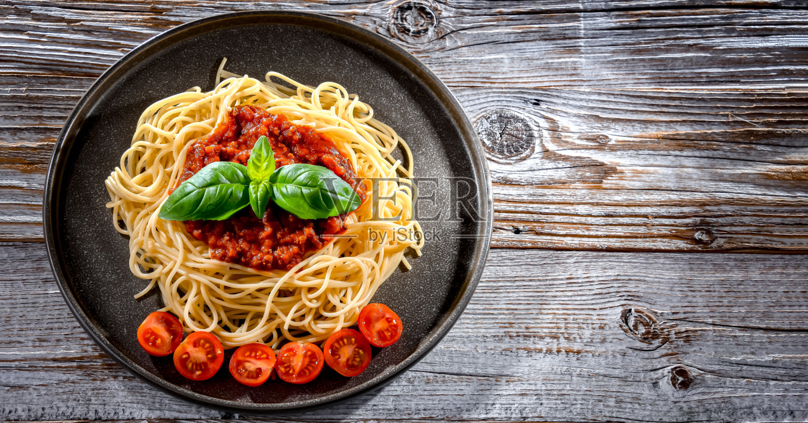 配上一盘意大利肉酱面照片摄影图片