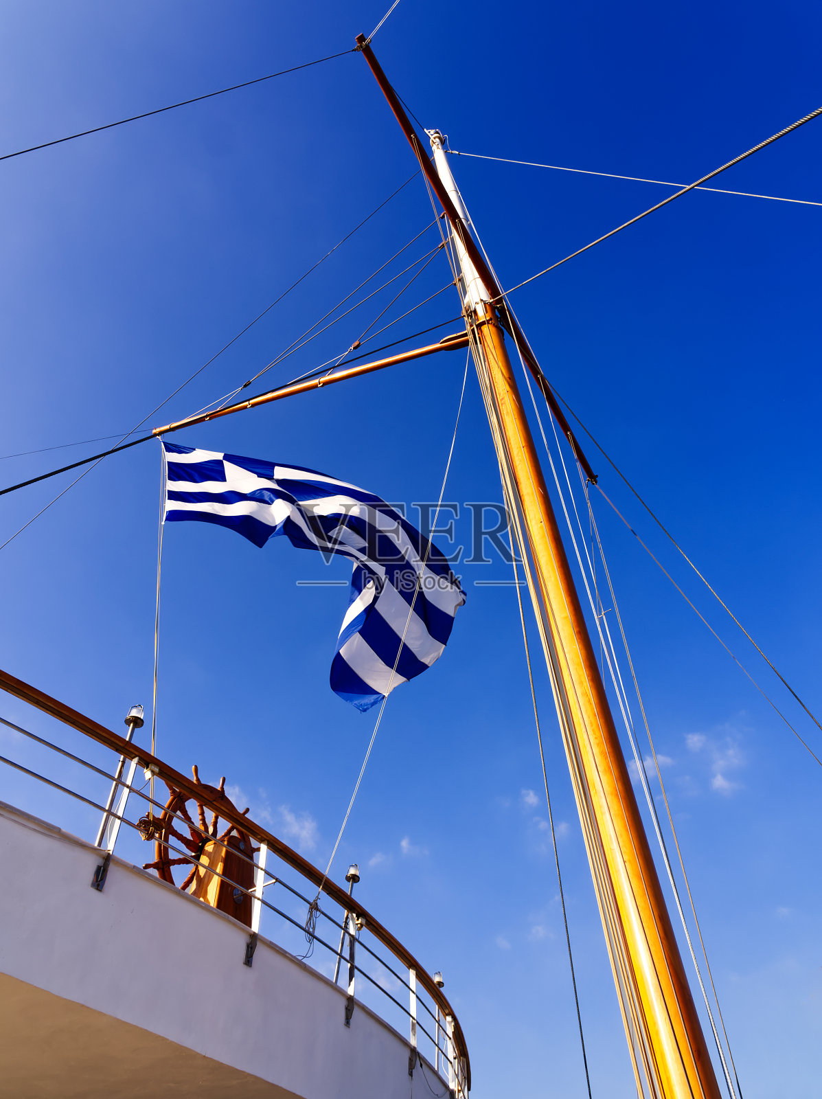 漂浮在帆船上的希腊国旗照片摄影图片