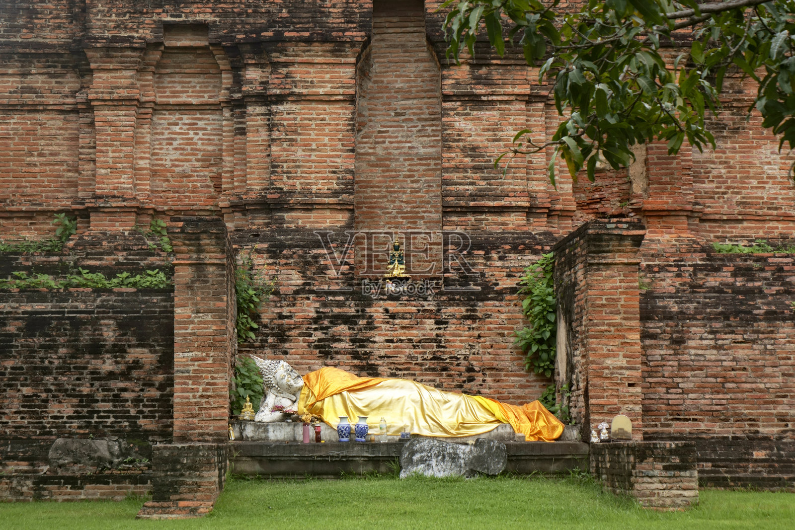 佛寺户外卧佛像照片摄影图片