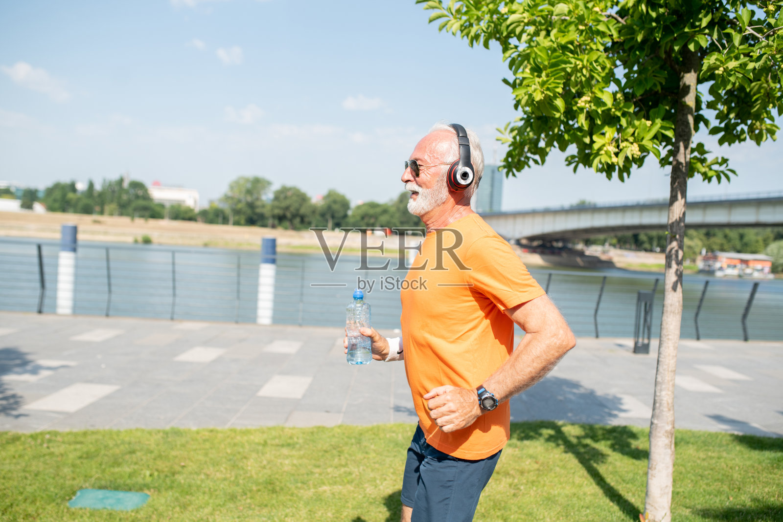 活跃的老年男子的肖像照片摄影图片