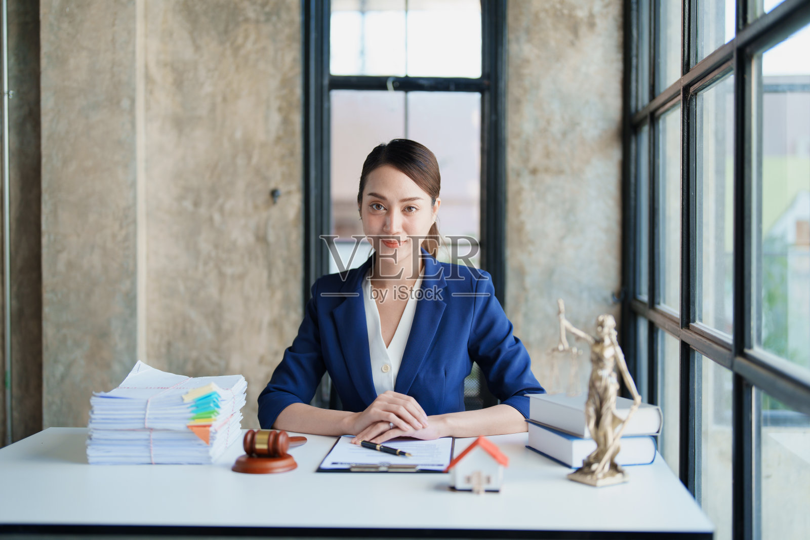 法律,咨询,协议,合同,概念律师或律师坐在法庭上,接受客户关于房屋和土地事务的投诉。照片摄影图片