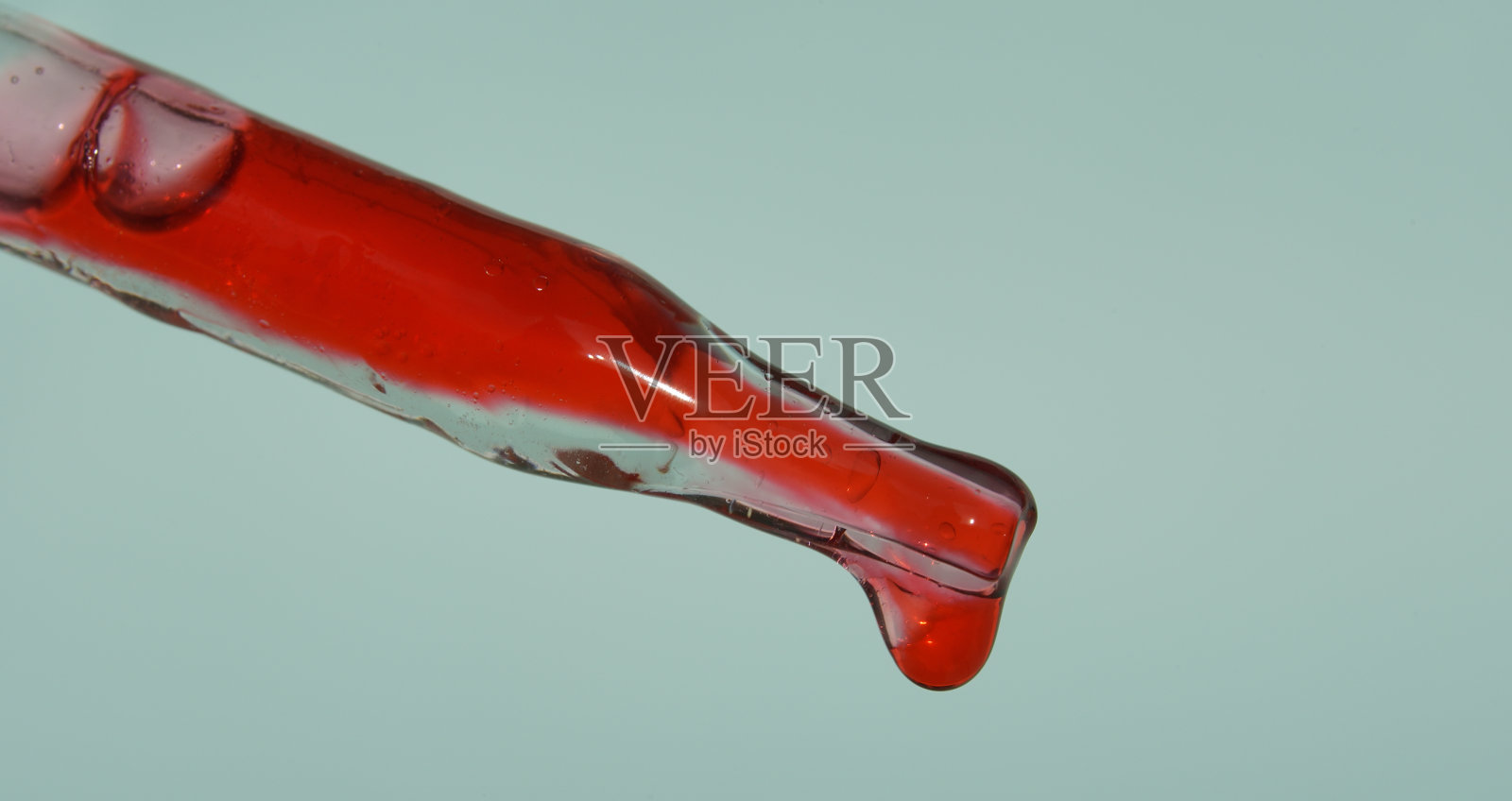 有血的移液器特写。利用改善DNA的药物来开发治疗疾病的药物的概念。照片摄影图片