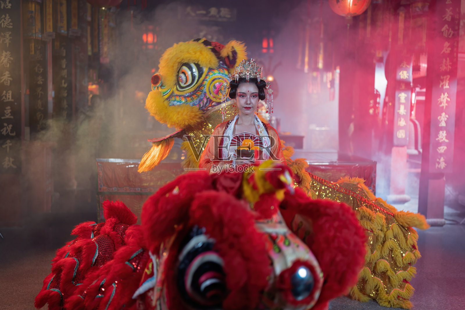 穿着中国传统服饰的女孩在寺庙里翻译成“所有人都幸运和繁荣”照片摄影图片