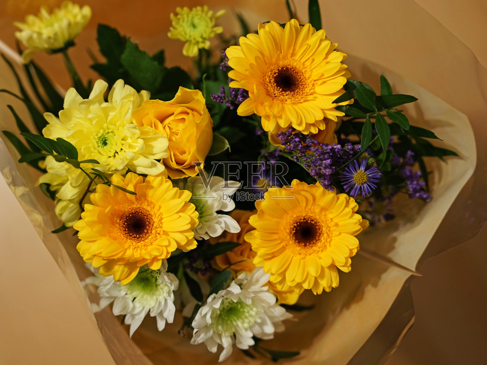 黄色花卉安排由工作室包括黄玫瑰和阿斯特拉花,婚礼或生日礼物的概念照片摄影图片