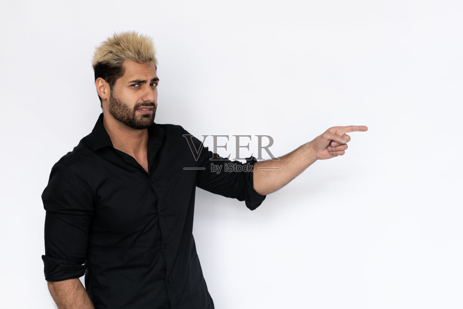 怀疑的年轻人指着广告空间照片摄影图片