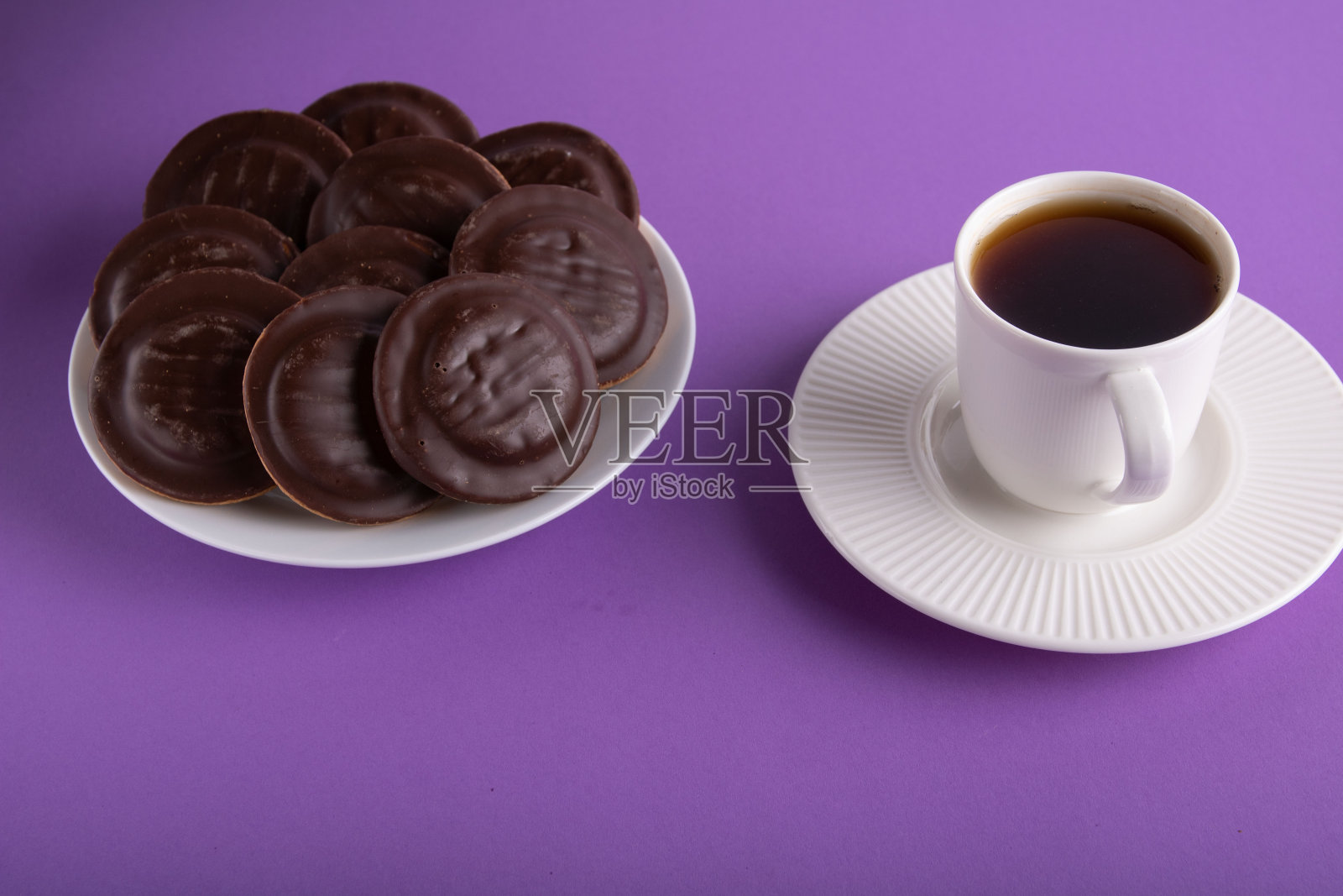 照片上有满满一盘饼干和一杯热咖啡照片摄影图片