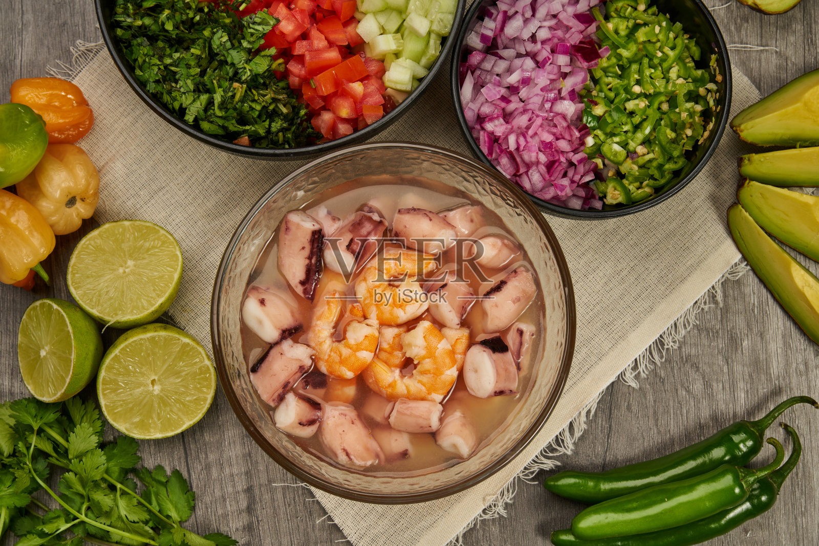 去壳虾汤配蔬菜作配菜照片摄影图片