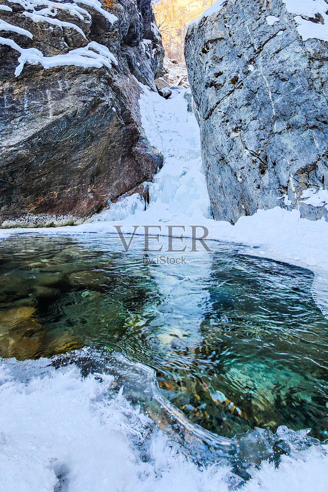 冬天的河流。冬季河流中的雪林景观。照片摄影图片