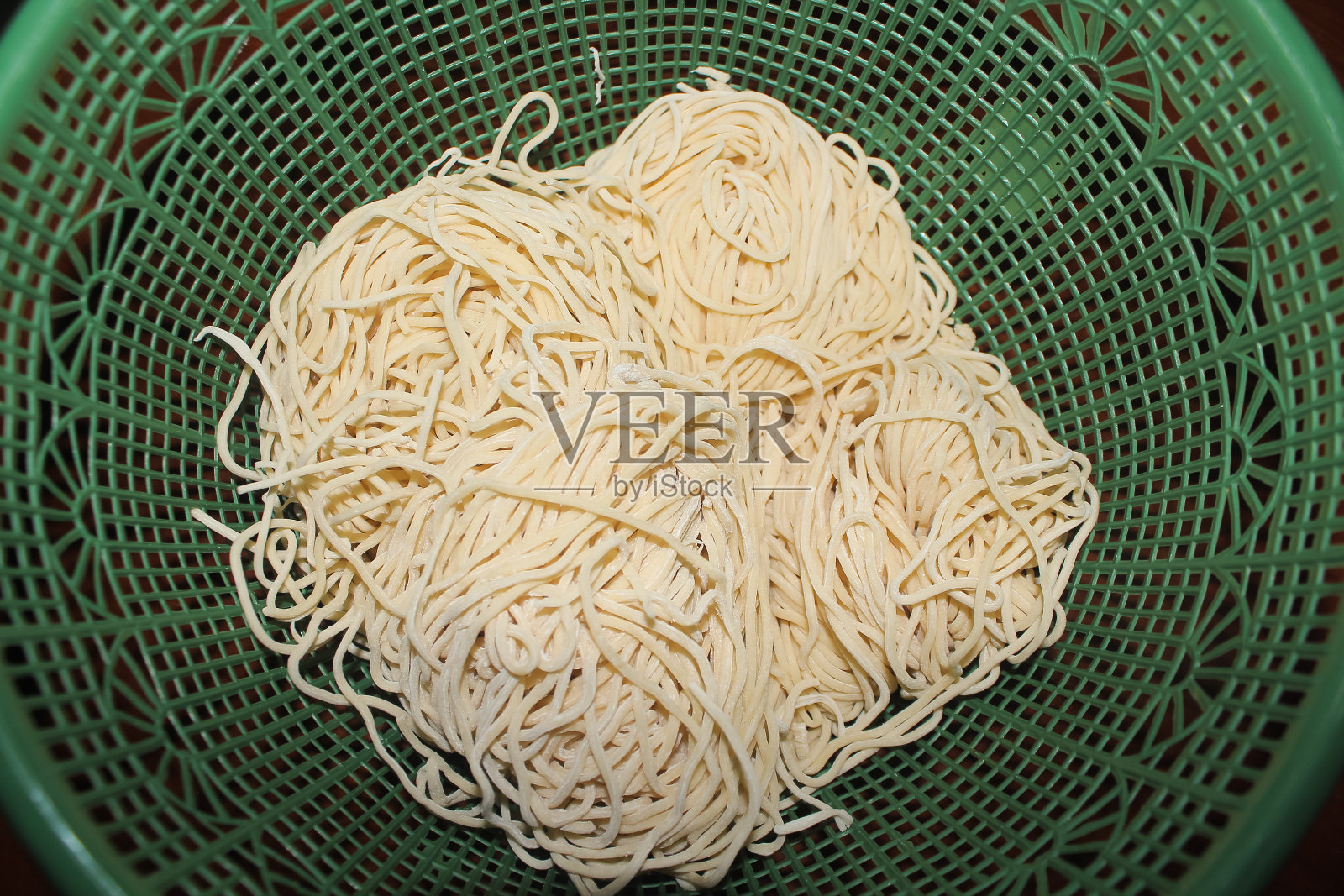 篮子里湿面食的照片照片摄影图片