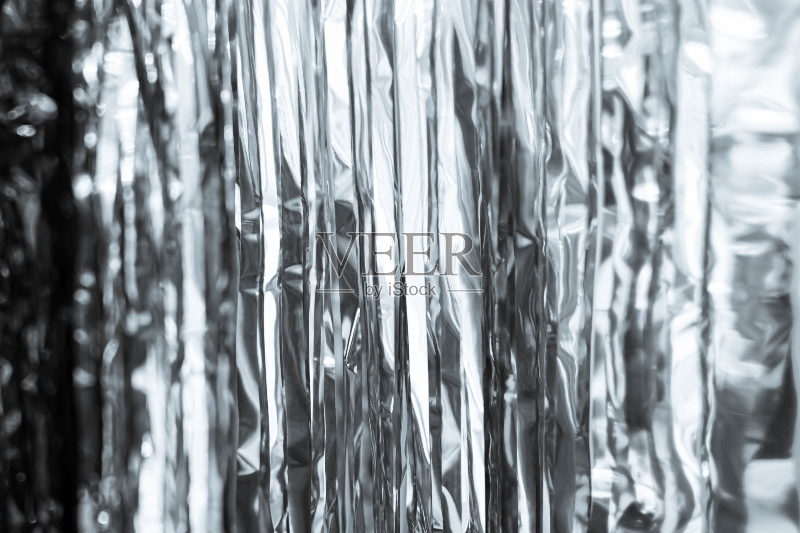 银光闪闪的圣诞金丝雨装饰,温柔聚焦照片摄影图片