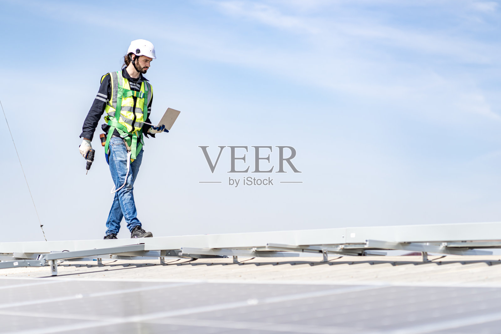 男工程师安装或检查太阳能电池板的工作状态在屋顶或在工厂的高度,以节省电力被打破使用可再生能源的太阳照片摄影图片