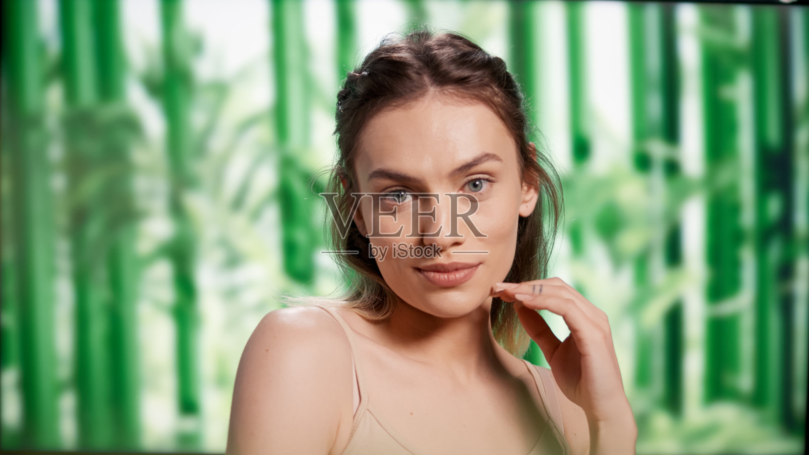 微笑完美无瑕的女人裸露发光的皮肤照片摄影图片