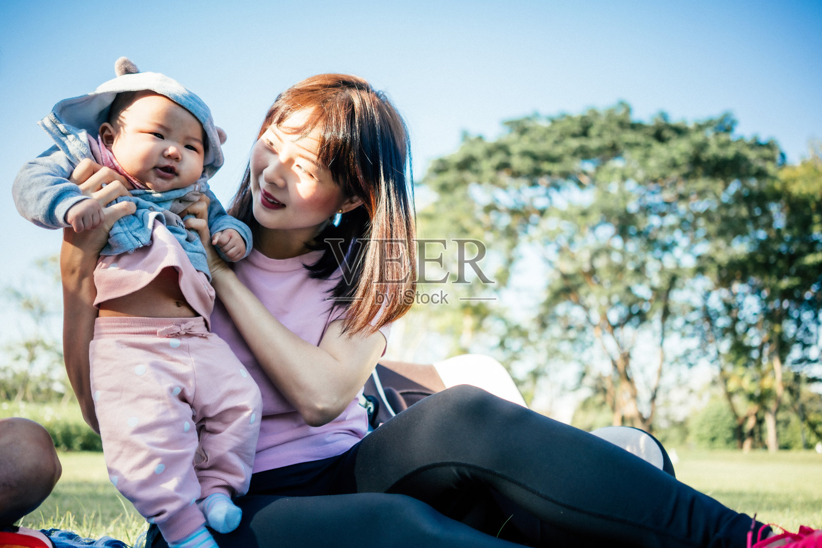 妈妈和女儿在公园休息照片摄影图片