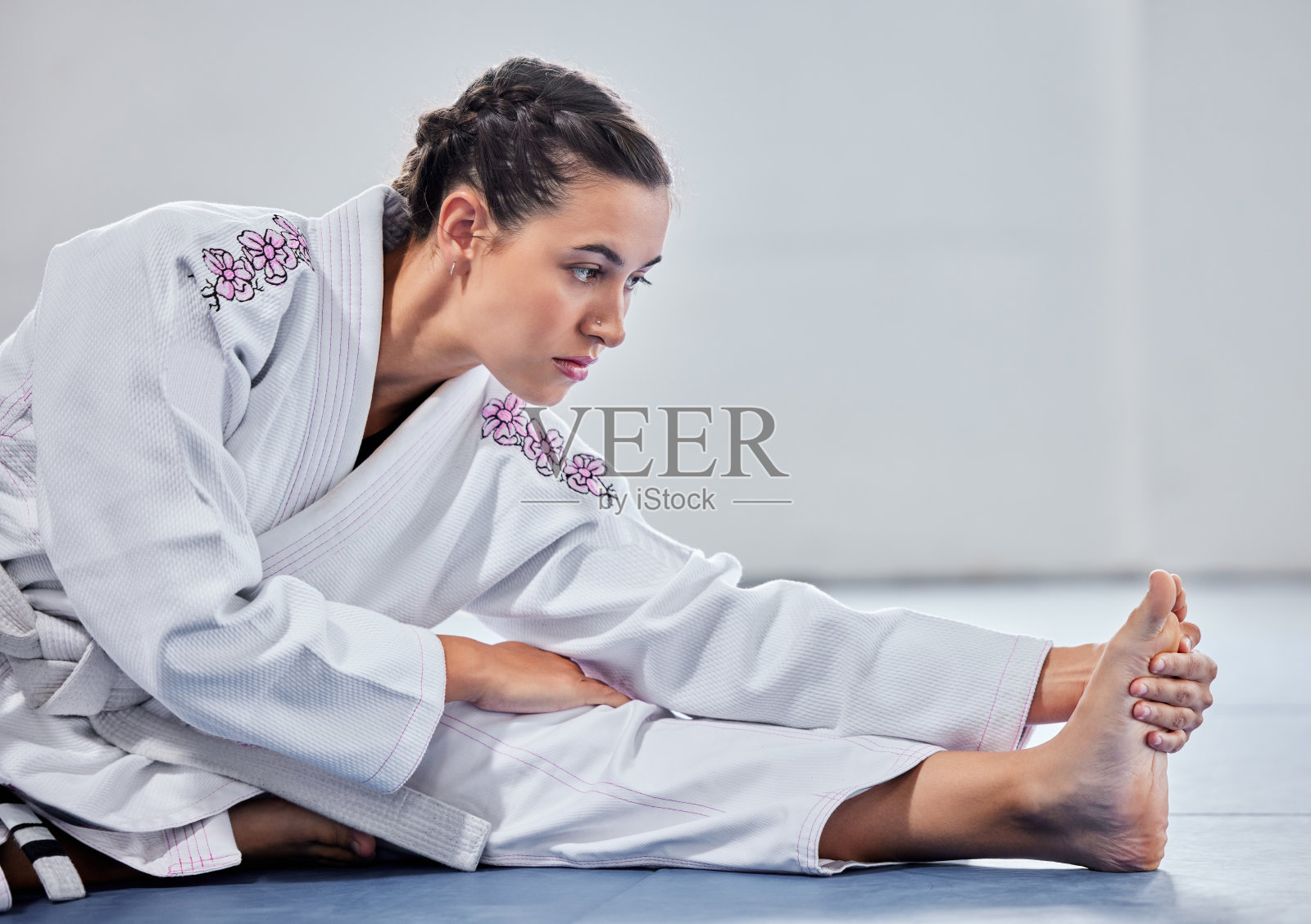 武术,健身和拉伸与女子在空手道学校进行训练,运动和战斗表演。在柔道馆与女学生一起练习跆拳道、健身或俱乐部照片摄影图片