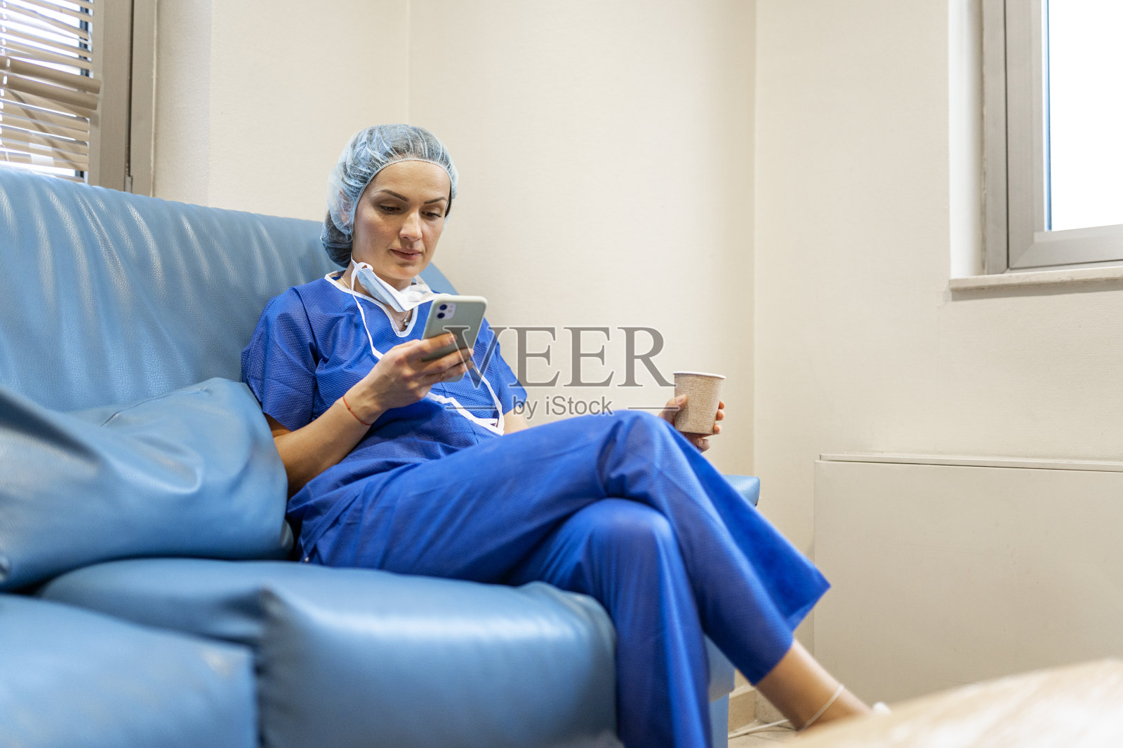 护士在休息时使用手机照片摄影图片