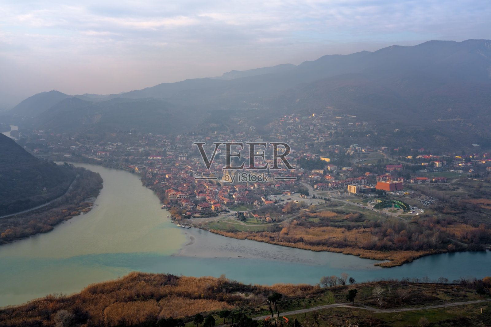 从Jvari修道院俯瞰Mtskheta镇全景。乔治亚州照片摄影图片