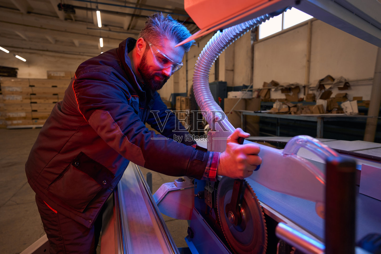 车间固定机工人肖像照片摄影图片