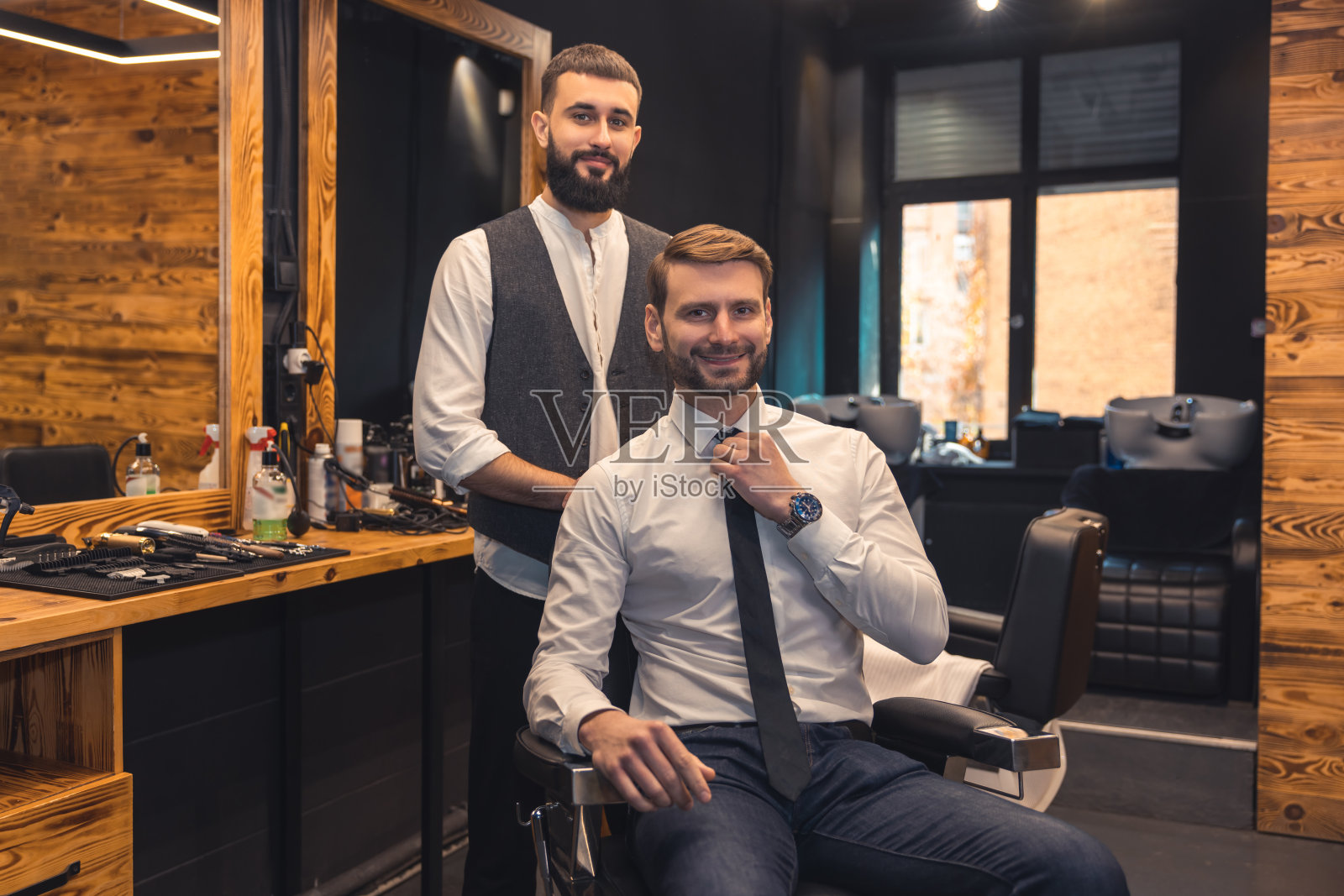 优雅的客户坐在理发店的摇椅上照片摄影图片