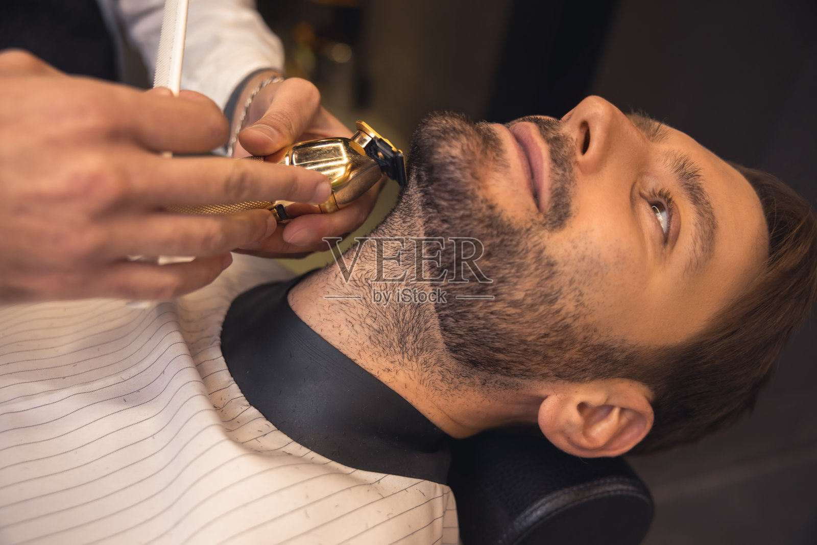 专业理发师为客户精心修剪胡须照片摄影图片