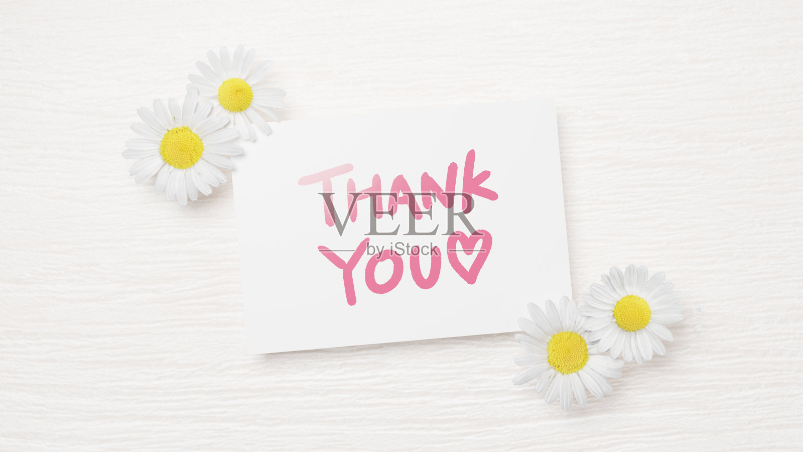 3 d演示。白色木纹背景上的白纸和花朵。用粉色钢笔手写的“谢谢”。信。(水平)照片摄影图片