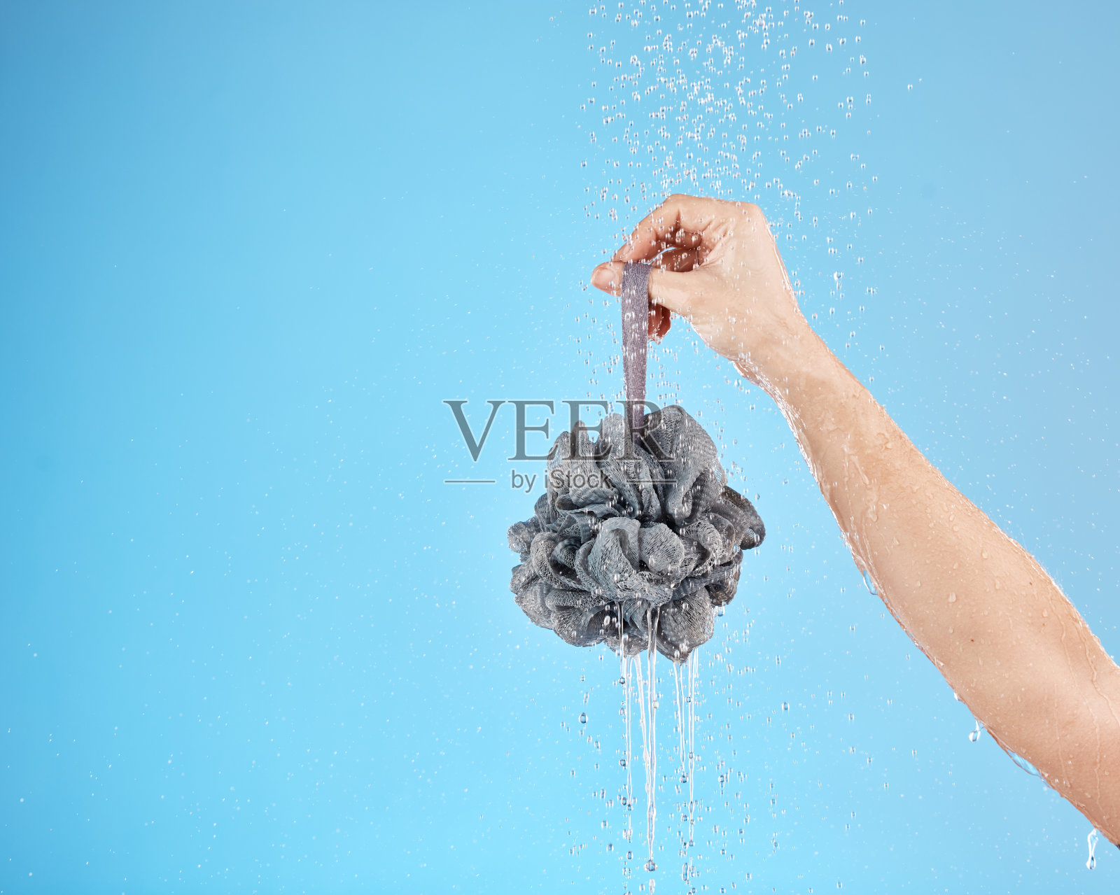 淋浴,水和手的妇女与丝瓜络日常浴室例行,身体清洁和自我护理。皮肤护理模型,卫生和湿女孩洗身体护理产品隔离在蓝色背景照片摄影图片