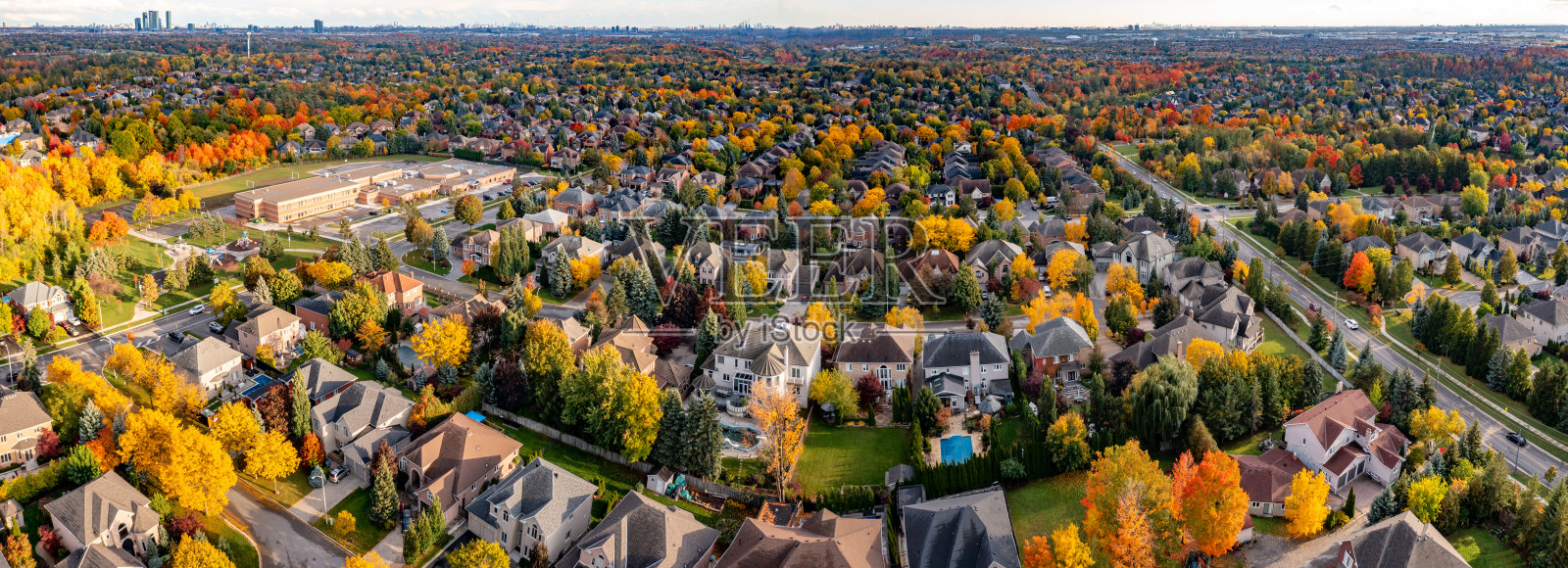 多色树叶在邻近公园韦斯顿路和麦肯齐博士,伍德布里奇,加拿大照片摄影图片