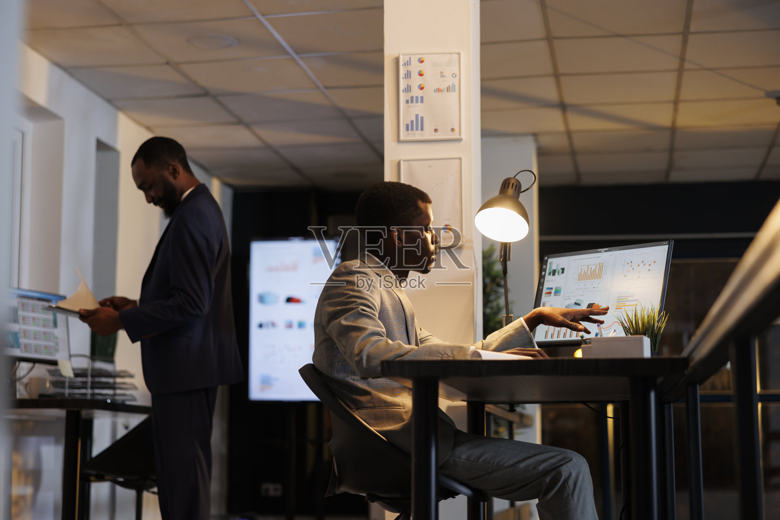 企业家正在看市场图表报告照片摄影图片