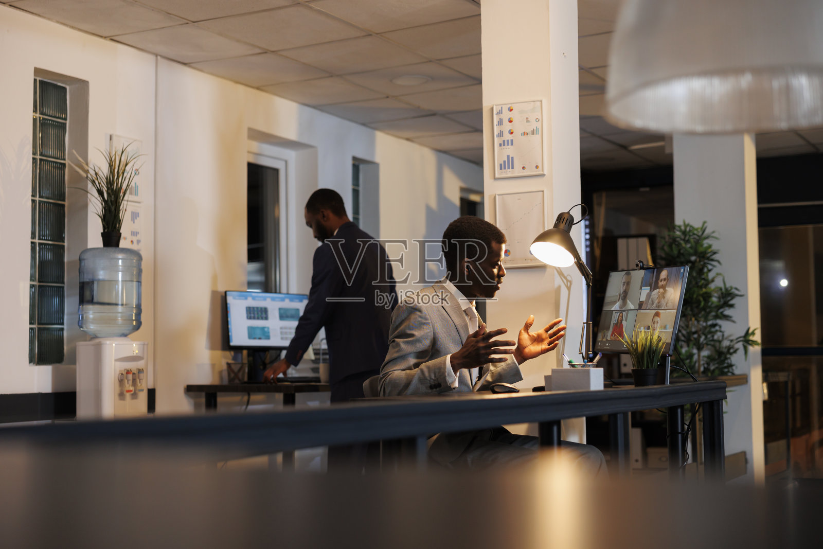 执行经理解释金融投资图表照片摄影图片