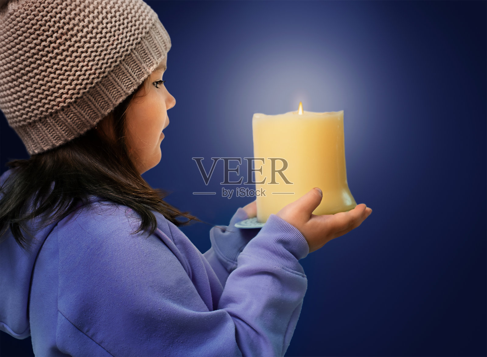 一个孩子的肖像与蜡烛照片摄影图片