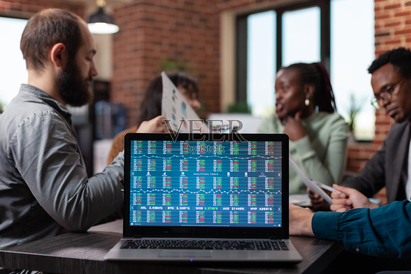 笔记本电脑与年度报告的屏幕上站在桌子上照片摄影图片