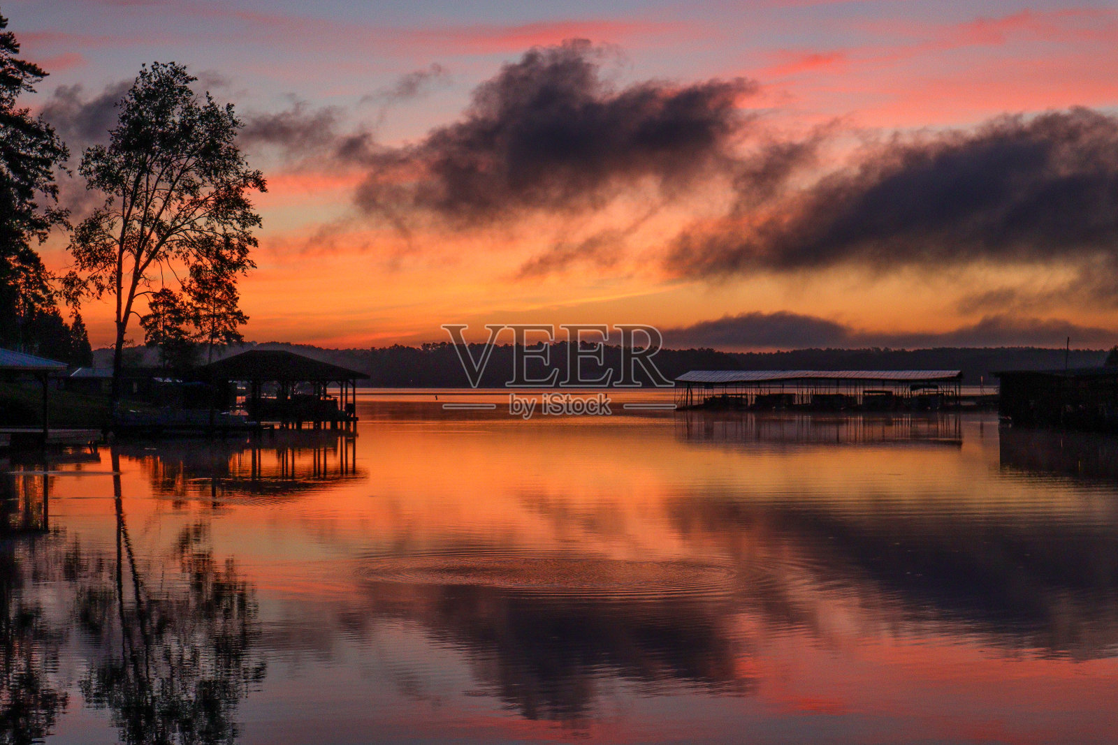 污迹湖云中心照片摄影图片