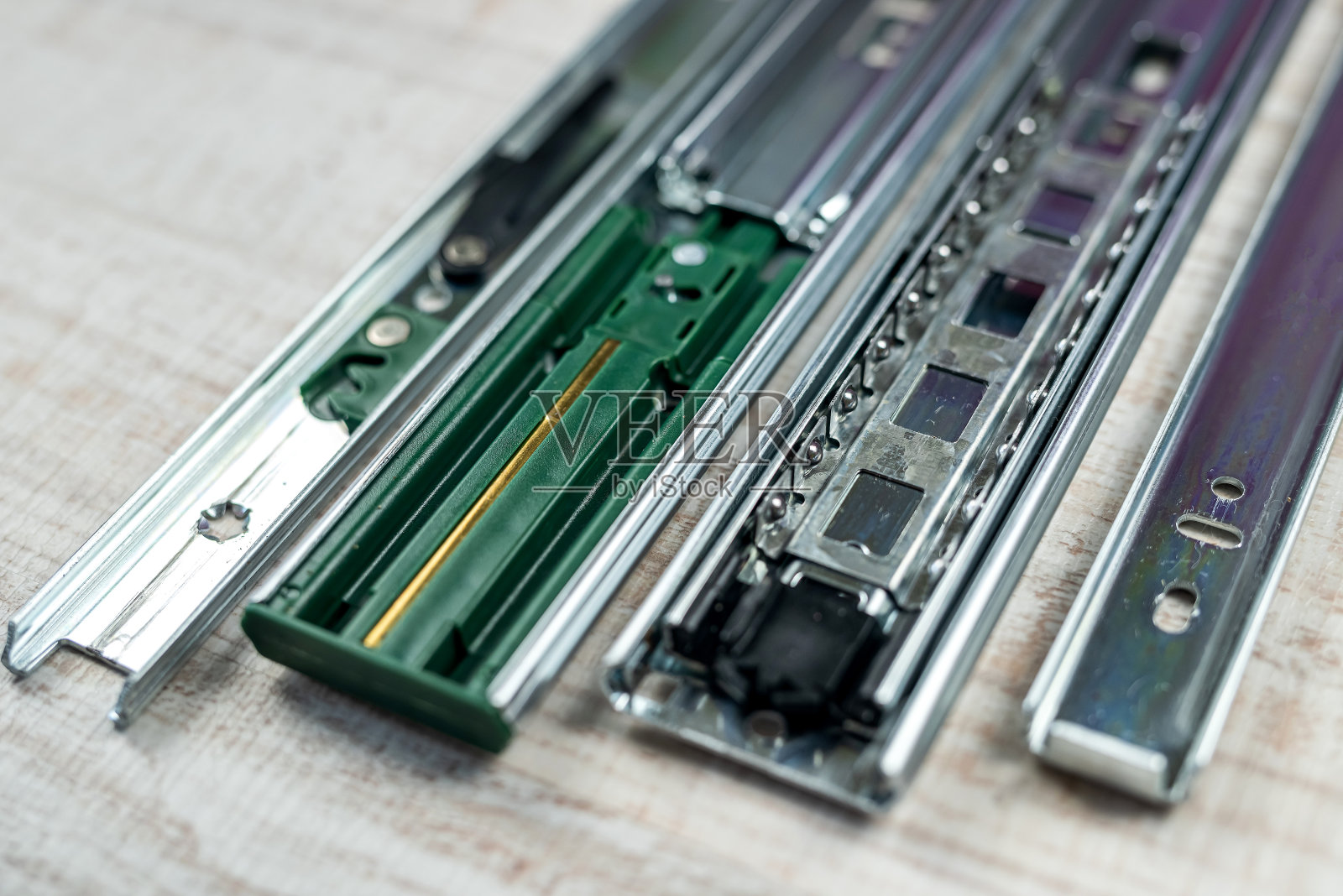 家具扶手或金属盒子的零件放置在白木上。照片摄影图片