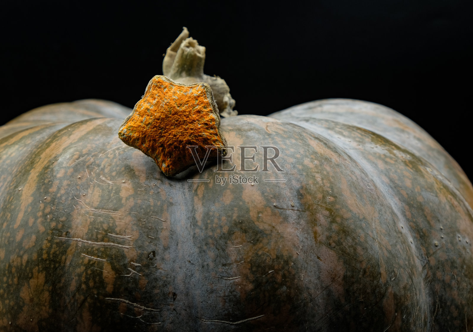 青橙色的葫芦。南瓜尾巴脱落。照片摄影图片