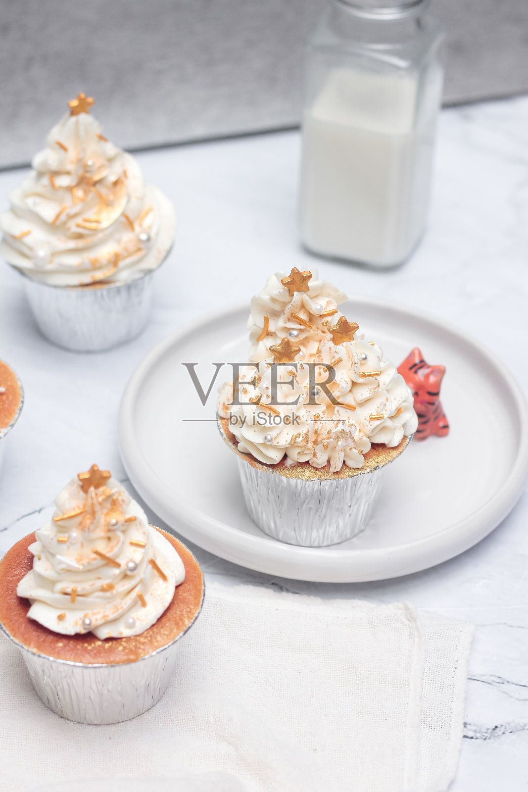 自制美味的纸杯蛋糕,桌上有白色奶油照片摄影图片