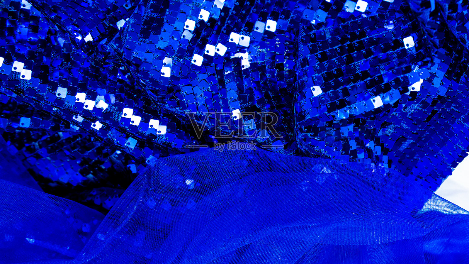 美丽的豪华面料缝制婚礼和化装礼服。薄纱,丝绸或缎子,薄纱,薄纱网。时尚博客的概念。抽象的节日背景或优雅的壁纸设计。照片摄影图片