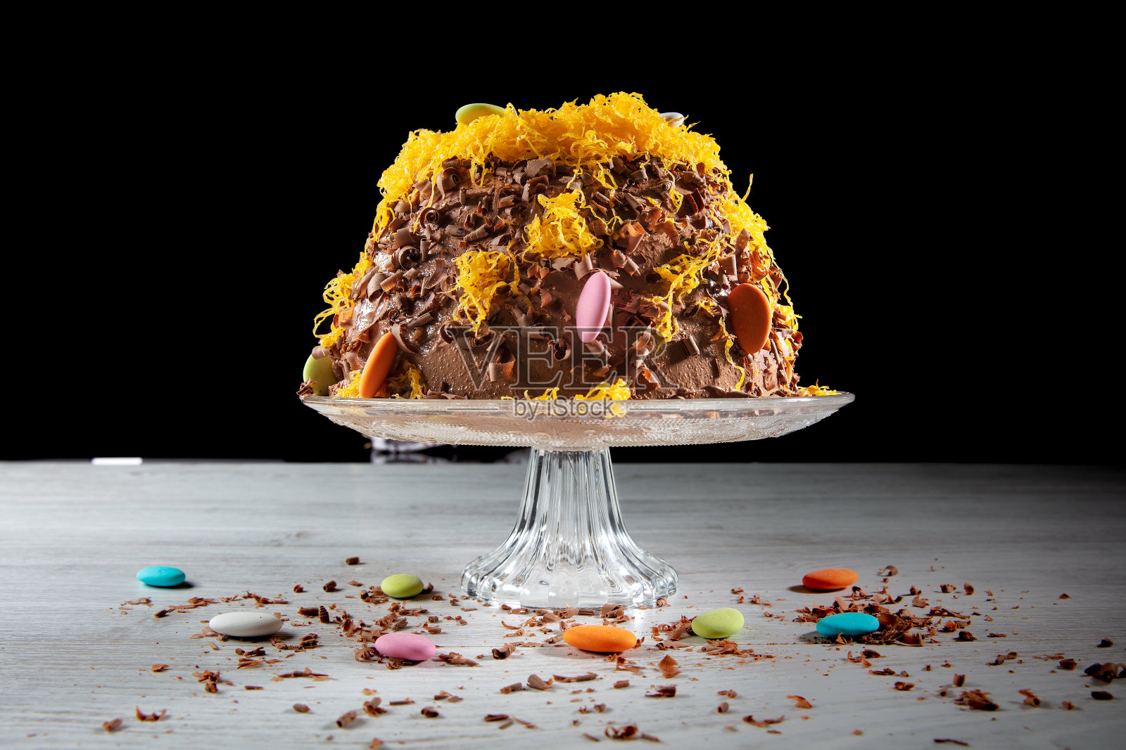 巧克力杏仁蛋糕暗指复活节。照片摄影图片