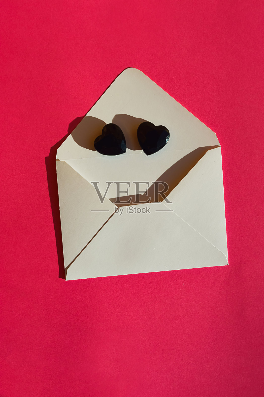 情人节。情人的节日,爱情的节日。心形的情人节贺卡。洋红色万岁。设计背景。照片摄影图片