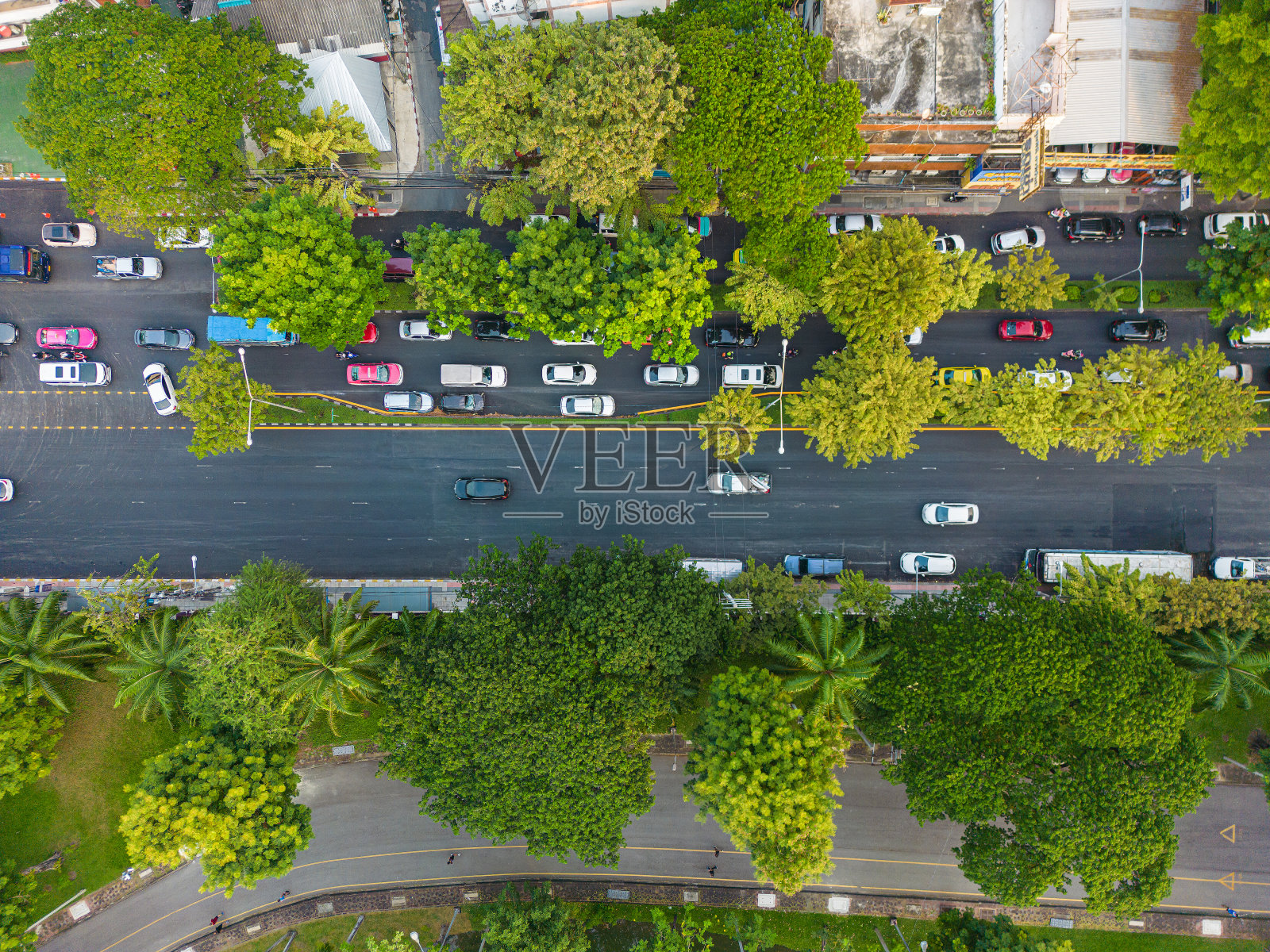 鸟瞰城市道路交通高峰时段的绿色t照片摄影图片