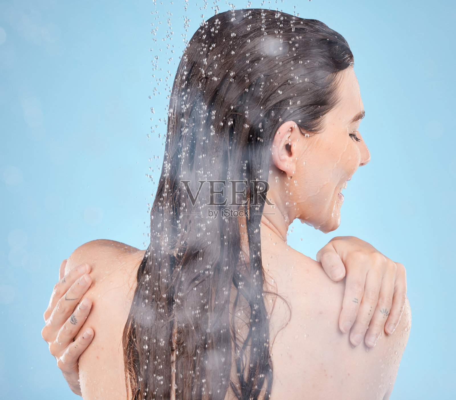 背部,水和妇女淋浴,护肤和清洗健康,身体护理和健康在蓝色的工作室背景。年轻女性,女孩和湿自然美容,清洁和液体滴放松。照片摄影图片