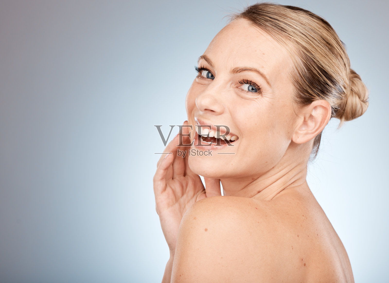 护肤,美容和女性肖像皮肤发光的一个模型具有美容,面部和幸福。化妆品,自我护理和快乐的健康一个人微笑后,皮肤科和清洁牙齿治疗照片摄影图片