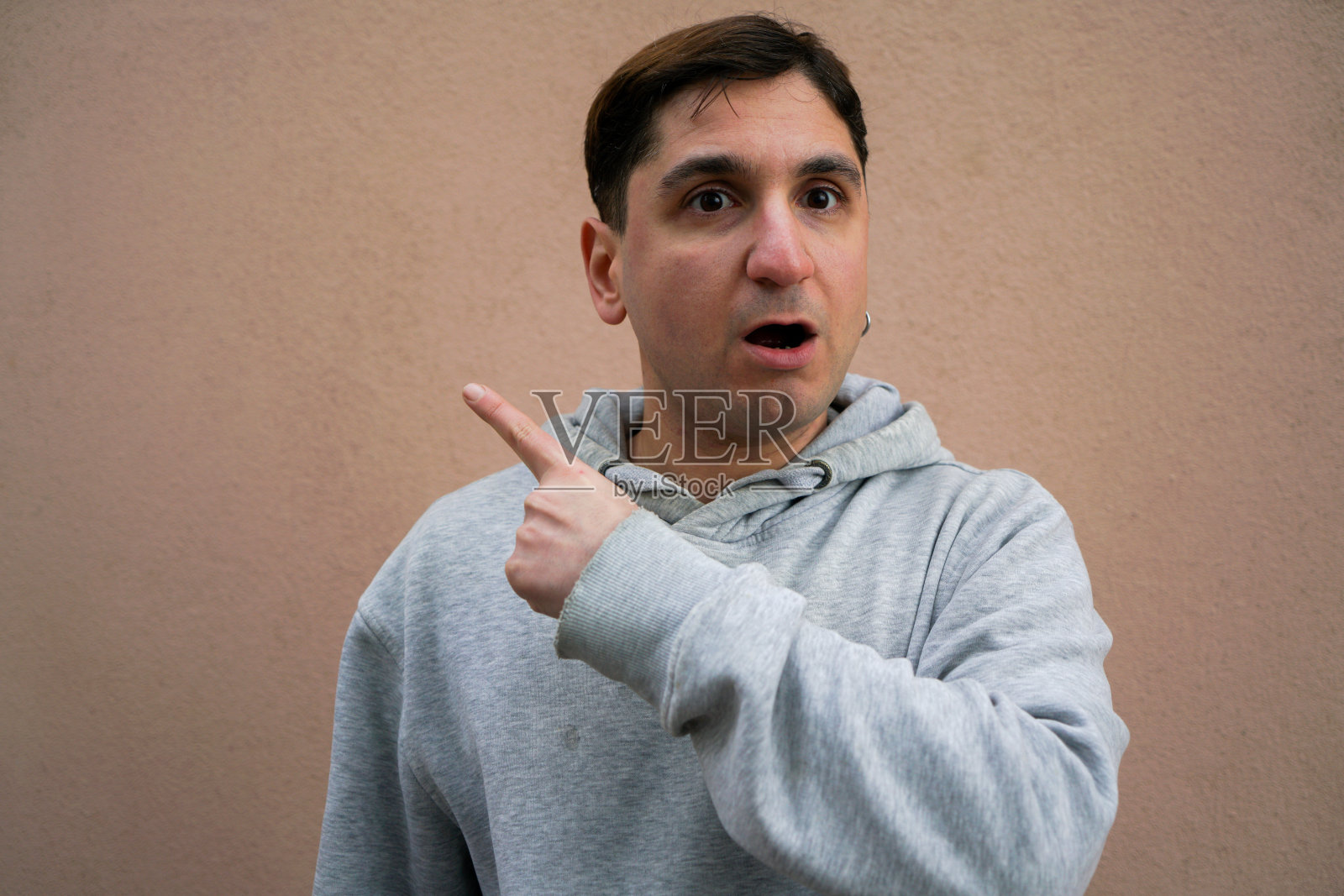 男人用手指着你的注意力照片摄影图片