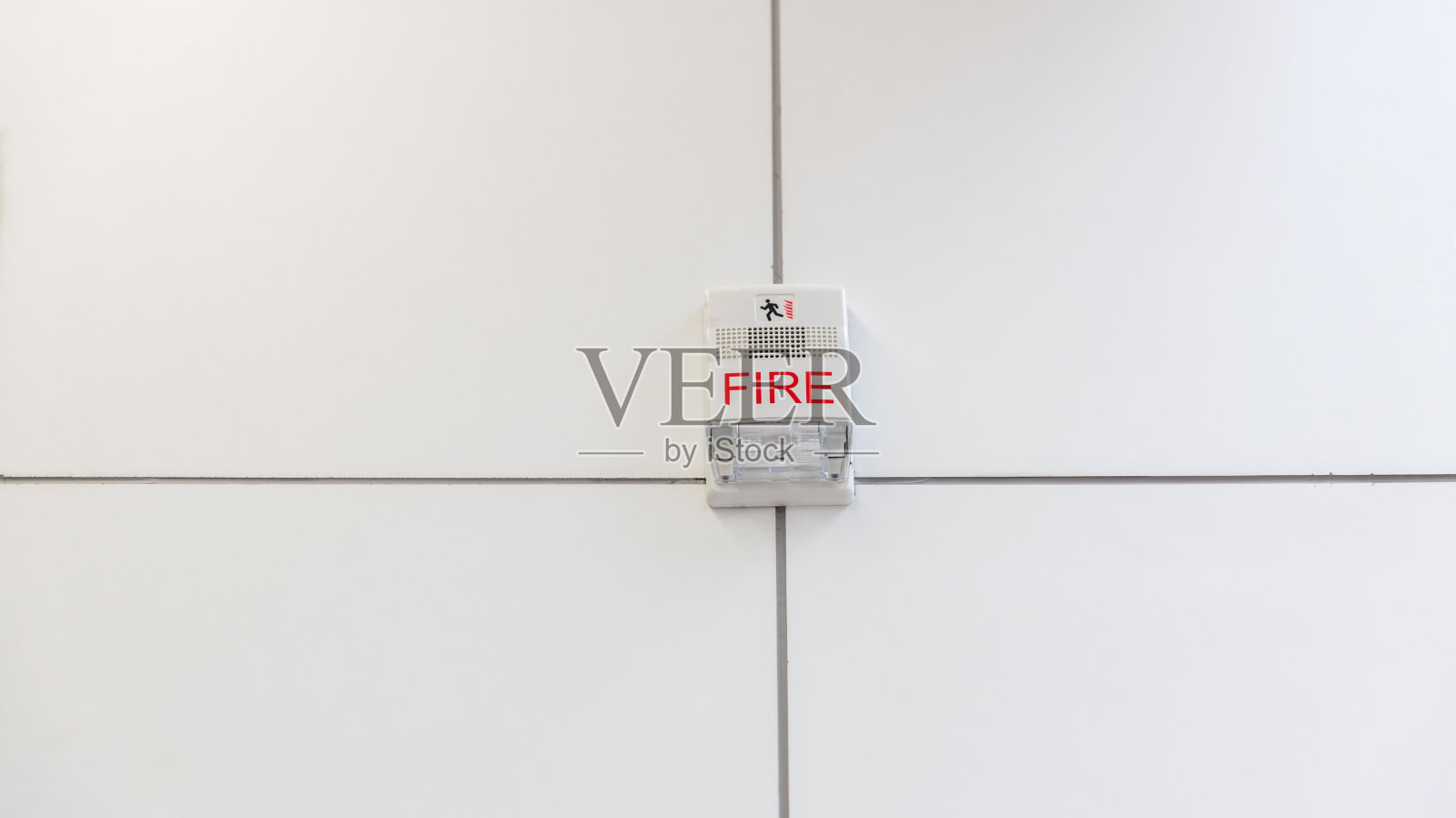 内置频闪灯的火灾警报器,在发生火灾时发出警报。作为火灾报警系统的一部分,声音和频闪火灾报警器安装在内墙上照片摄影图片