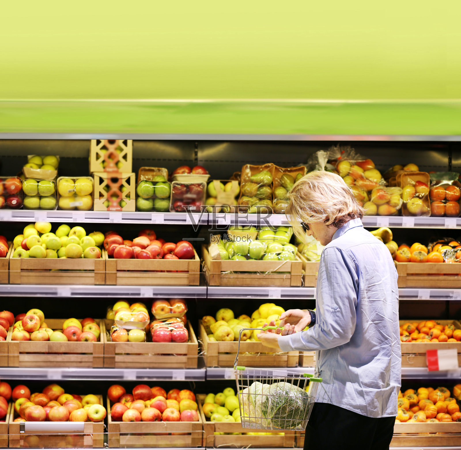 男子在市场上买水果照片摄影图片